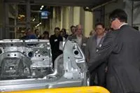 Bild: „Das meistverkaufte Premiumfahrzeug der Welt kommt aus der Oberpfalz“- Regionalmarketing besucht BMW