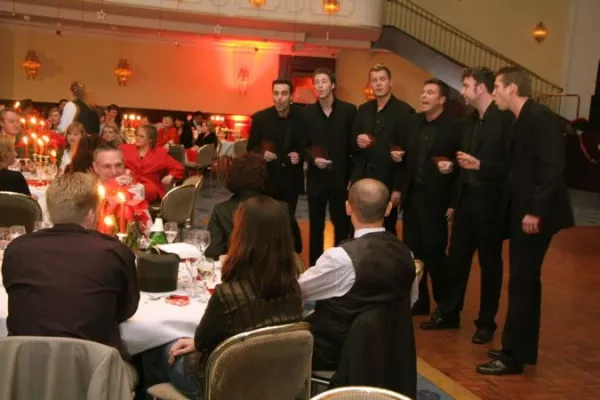 Bild: Belegschaft des Maritim Hotels in Köln feiert Weihnachtsfeier mit A Cappella Gesang