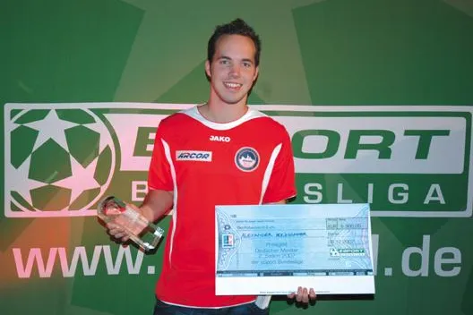 Auf dem virtuellen Rasen eine Klasse für sich - Alexander Holzhammer. Deutscher Meister der Fußball eSport BL Bild: Auf dem virtuellen Rasen eine Klasse für sich - Alexander Holzhammer. Deutscher Meister der Fußball eSport BL