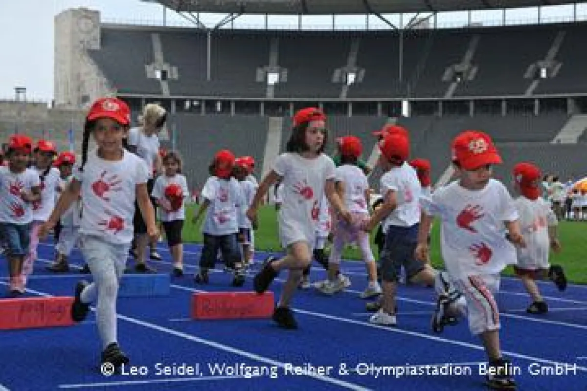 Die Teilnehmer der 1. BIG Kitajade beim Hürdenlauf