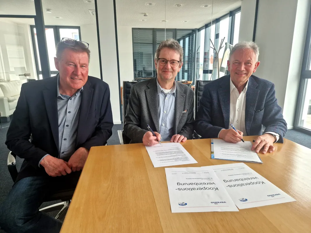 v.l. Stellv. Schulleiter Robert Resch, Schulleiter Friedrich Ebertseder und Werner Hölzl, CEO der Ve (© Versino AG)