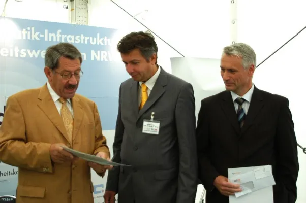 Bild: Fest zum NRW-Landesjubiläum: Elektronischer Arztausweis an Staatssekretär Winter übergeben