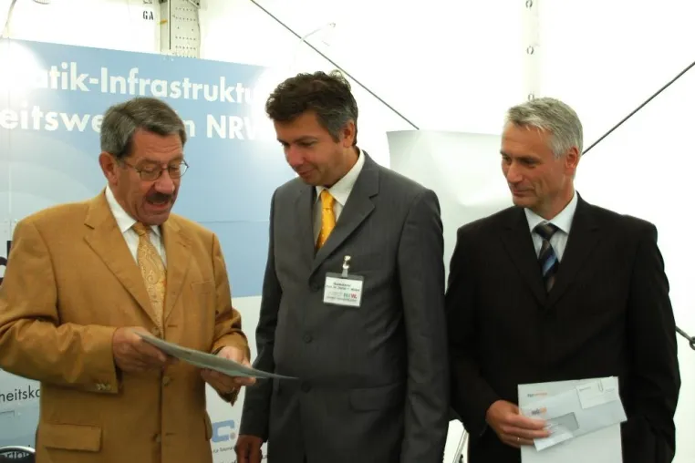 Bild: Fest zum NRW-Landesjubiläum: Elektronischer Arztausweis an Staatssekretär Winter übergeben