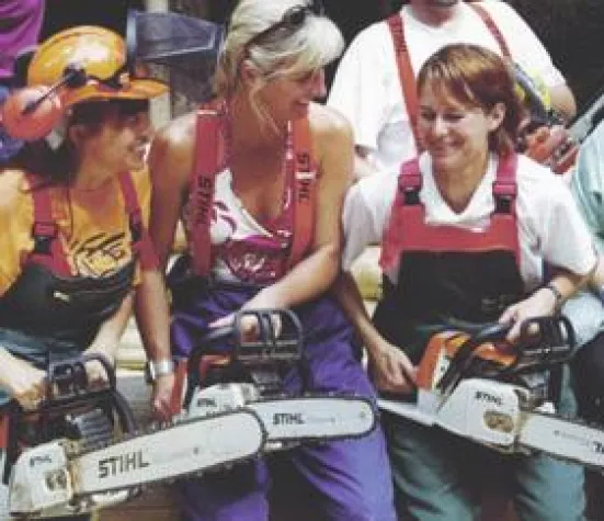 Bild: Selbstbewusst mit Motorsäge