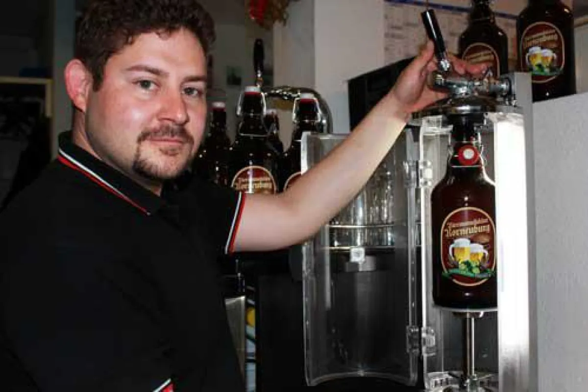 Bierbrauer Bernhard Bugelmüller zapft bei der Biertankstelle Korneuburg