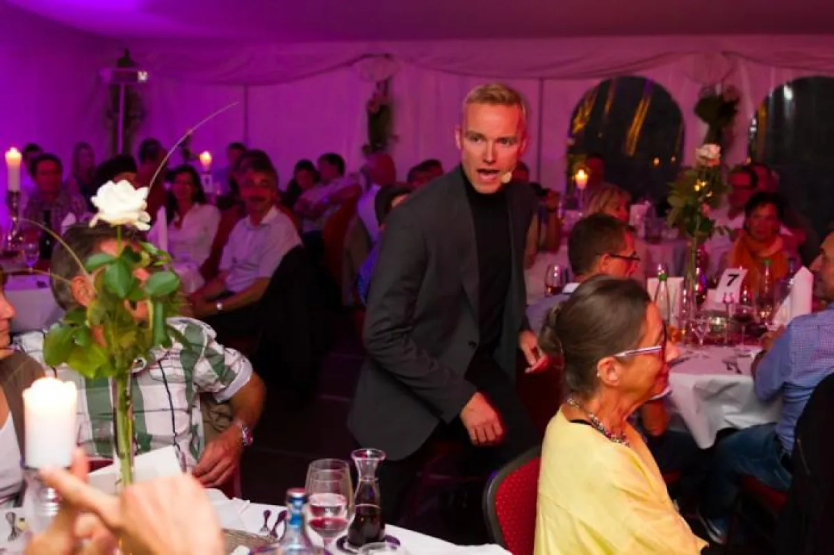 Vampir oder nicht? - Thomas Harke im Zentrum der Show „Beiss mich!“