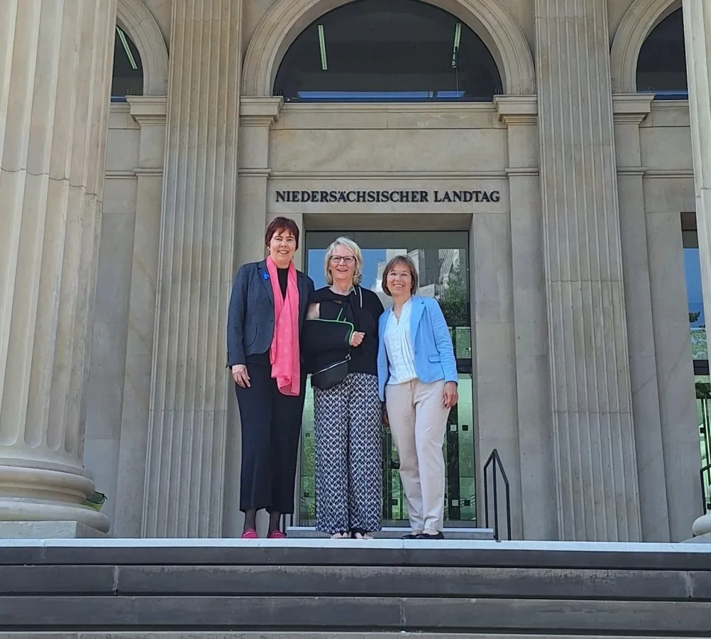 LVS-Gründerin Nicole Krüger, LVS-Mitarbeiterin Maike Winkler und Frau Dr. Schieffer. 