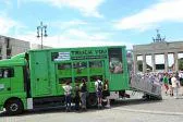 Tierrechtler stehen mit umgebauten Tiertransporter auf dem Veganen Sommerfest in Berlin vom 24.-26. Augus Bild: Tierrechtler stehen mit umgebauten Tiertransporter auf dem Veganen Sommerfest in Berlin vom 24.-26. Augus