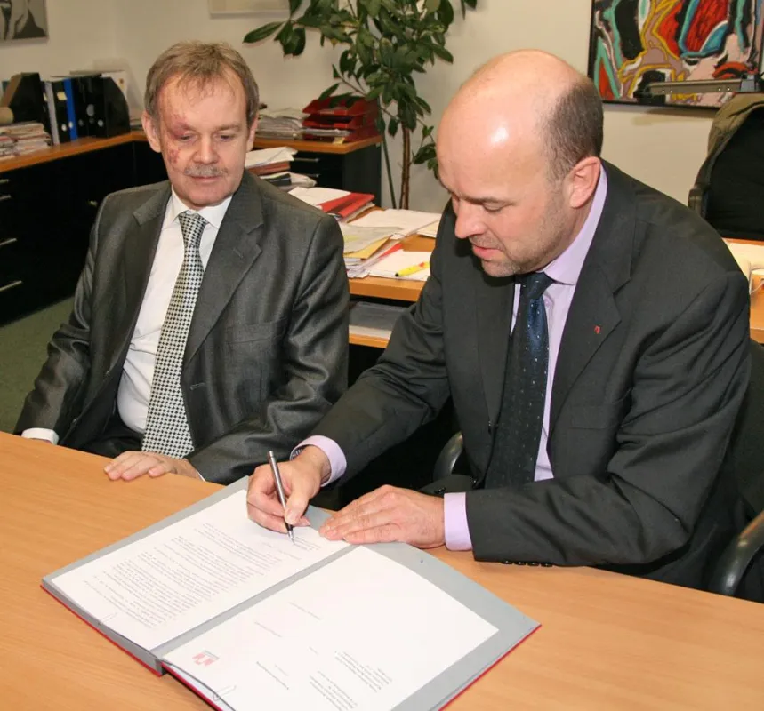Prof. Dr. Ulrich Berger (links) und Dr. Hans Georg Helmstädter unterzeichneten den Vertrag.