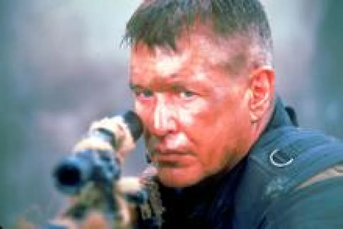 Bis auf die Zähne bewaffnet ist Hollywood-Star Tom Berenger im Juli auf AXN im Action-Thriller ?Sniper II? zu sehen.  (?Sniper II?, Samstag, 7. Juli 07, 22.40 Uhr, auf AXN)