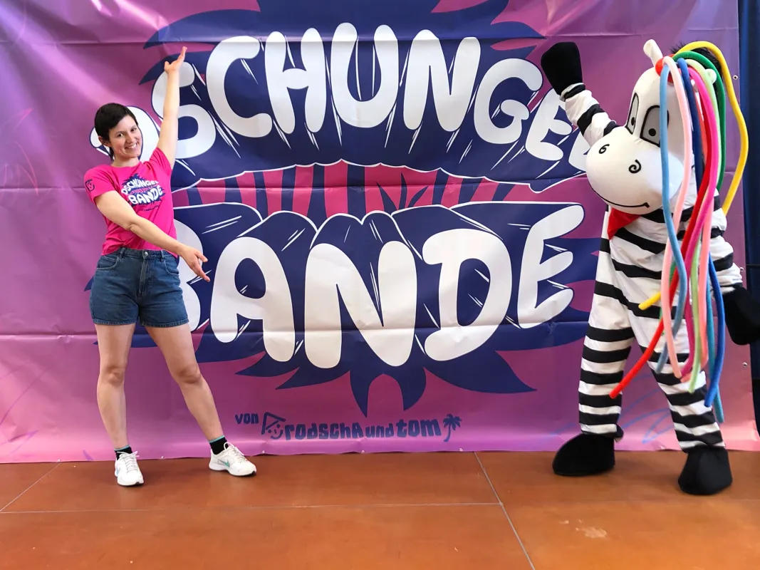 Musical-Darstellerin der DSCHUNGEL BANDE präsentiert gemeinsam mit Zebra Ze-Ra die beliebten Lieder