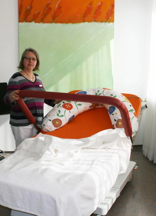 Hebamme Sabine Dau mit dem neuen Kreißbett.