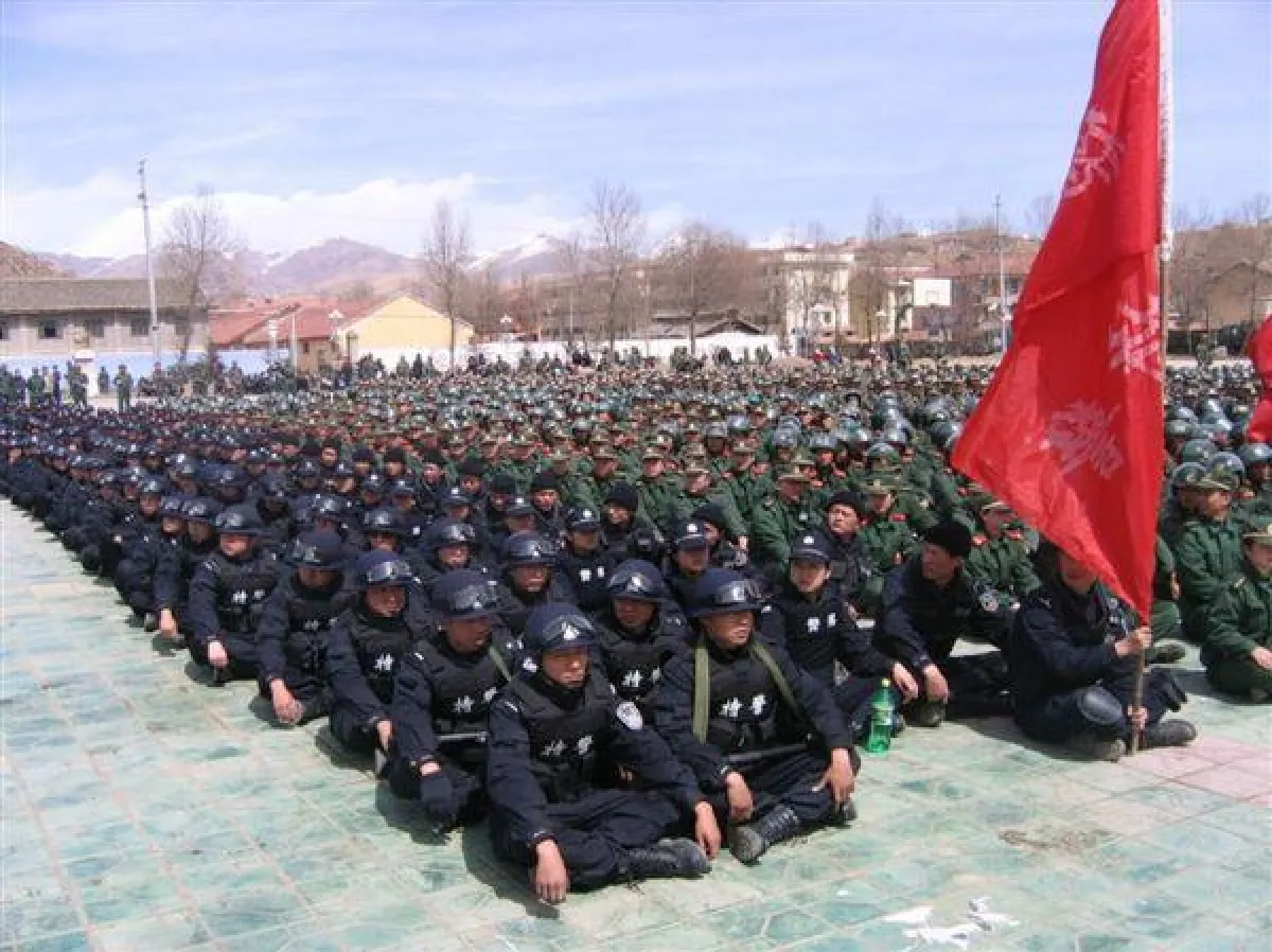 Bewaffnete Polizei und Spezialeinheiten in Ngaba