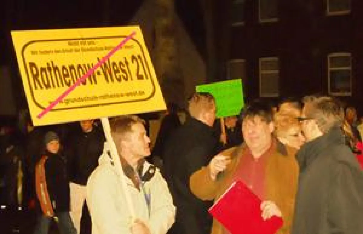 Eltern, Kinder und Symphatisanten bei einer Protestaktion vor der Grundschule in Rathenow- West. Foto wodtke media