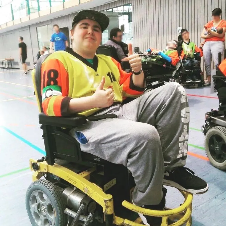 Kunze kann's! Tim bekommt den Spezialrollstuhl