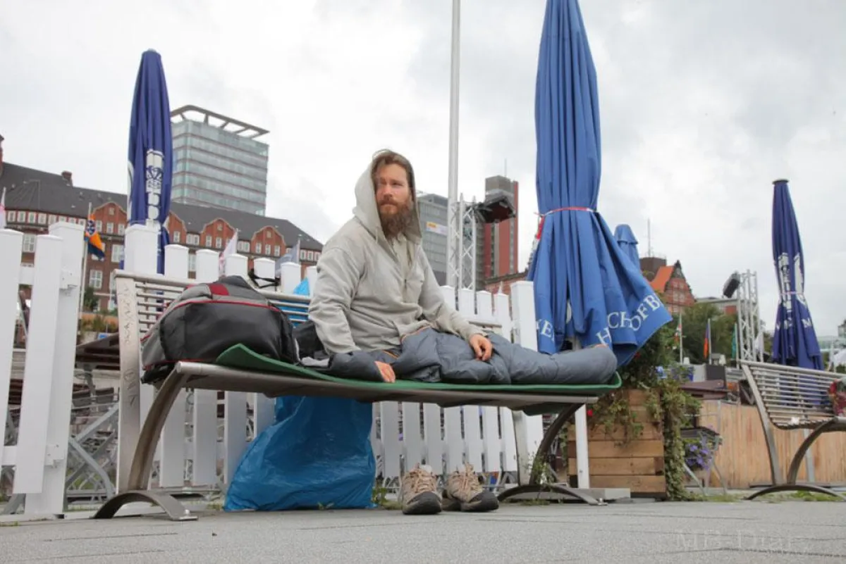 Obdachloser Max Bryan an seinem ehemaligen Schlafplatz auf Brücke 10 im Hamburger Hafen