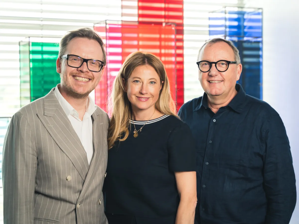 Stehen für verantwortungsvolle KI (v.l.): Prof. Dr. Markus Gabriel, Jean Dickie, Karl-Heinz Land (© neuland.ai)