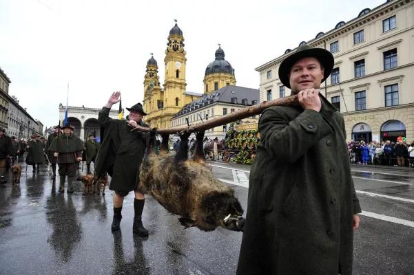 Bild: Bayerns Jäger kommen mit der Wildsau – BJV ist beim traditionellen Wiesn-Festzug wieder mit dabei