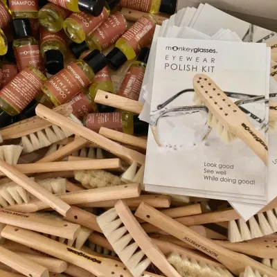 Bild: monkeyglasses® putzt "natürlich" die Brille - Eyewear Shampoo