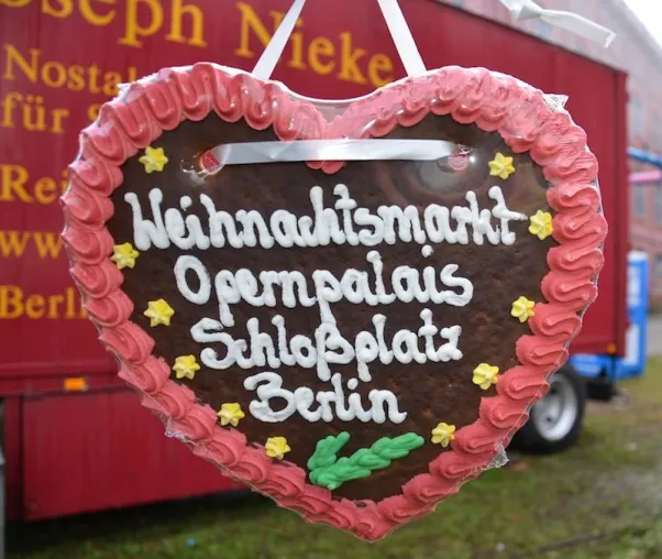 Bild: Der Heilige Nikolaus besucht am 6. Dezember den Nostalgischen Weihnachtsmarkt auf dem Schlossplatz