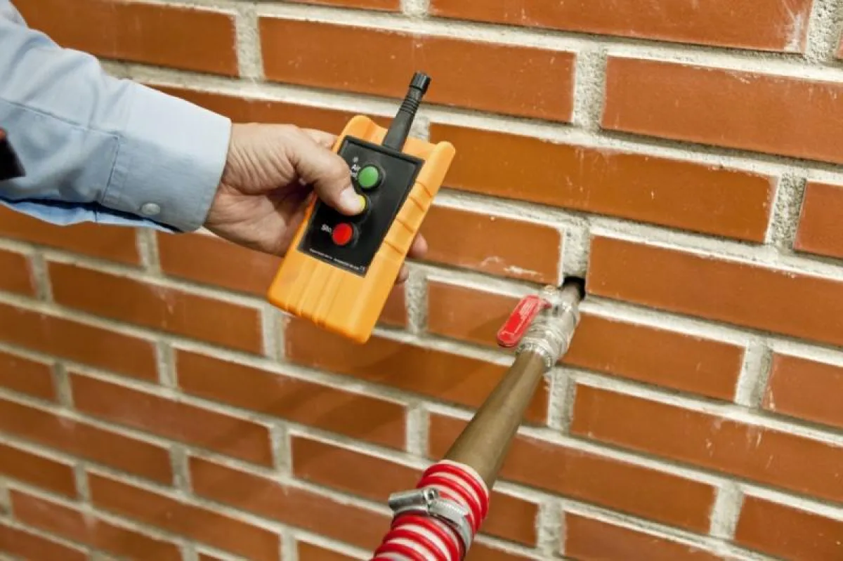 Über Schläuche und Düsen wird der Dämmstoff direkt in Hohlräume eingeblasen.