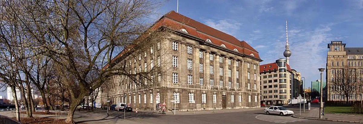 Höhere Handelsschule, Außenansicht