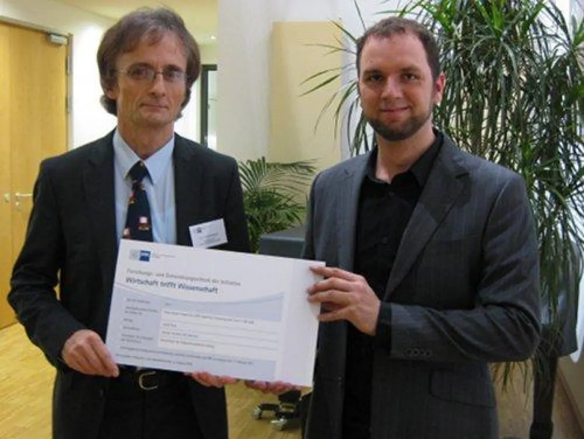 Prof. Dr. Möbert (HfTL) und Martin Menschner (Vorstand Adyton Systems) freuen sich über Projektförderung