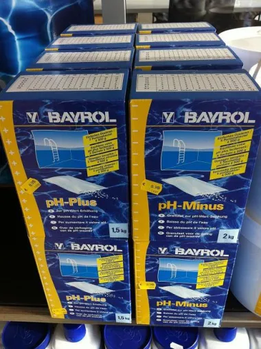 Bild: Schwimmbadreinigung mit Produkten von Bayrol bei ESTA Pools