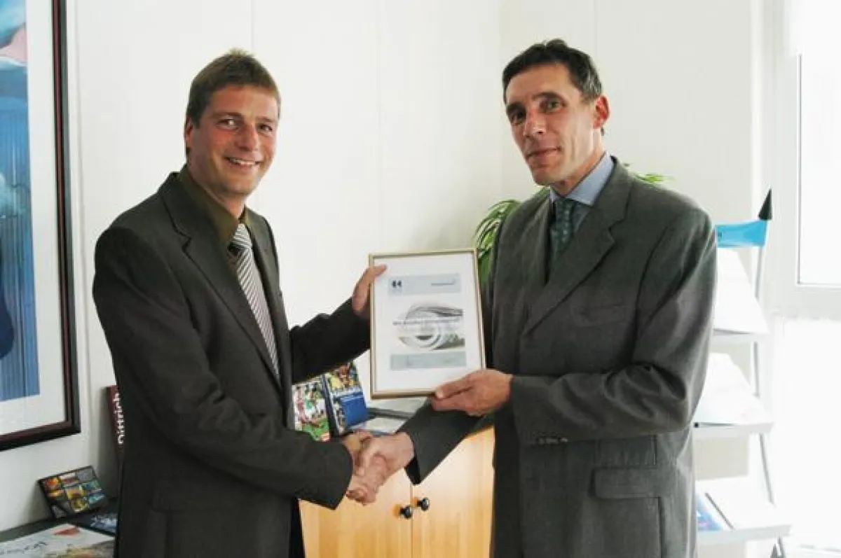 Gipfel-Treffen: Die Geschäftsführer von Kessler Druck + Medien und ClimatePartner, Arnfried Sittner und Alexander Rossner, bei der Zertifikats-Übergabe.