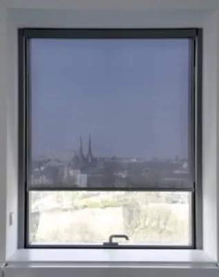 Bild: Fast 30 % Kühlenergie einsparen mit MULTIFILM-Folienrollos