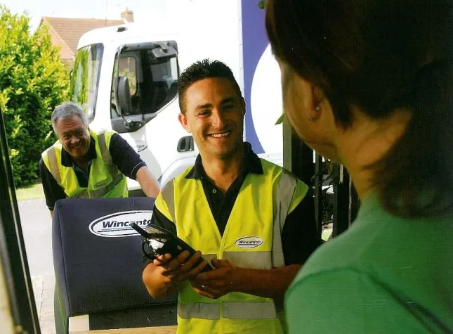 Bild: Wincanton sorgt für Frühlingsgefühle - Wetterbeständige Gartenmöbel direkt an Endkunden