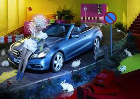Bild: Mercedes-Benz E-Klasse Cabriolet und Milla Jovovich werden von Kultfotograf Miles Aldridge in Szene gesetzt