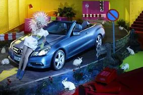Bild: Mercedes-Benz E-Klasse Cabriolet und Milla Jovovich werden von Kultfotograf Miles Aldridge in Szene gesetzt