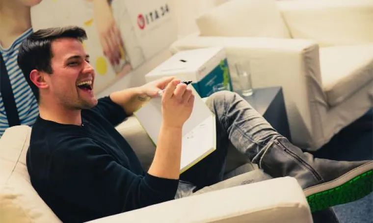 Bild: Rocco Stark begeistert bei Buchlesung in Leipzig