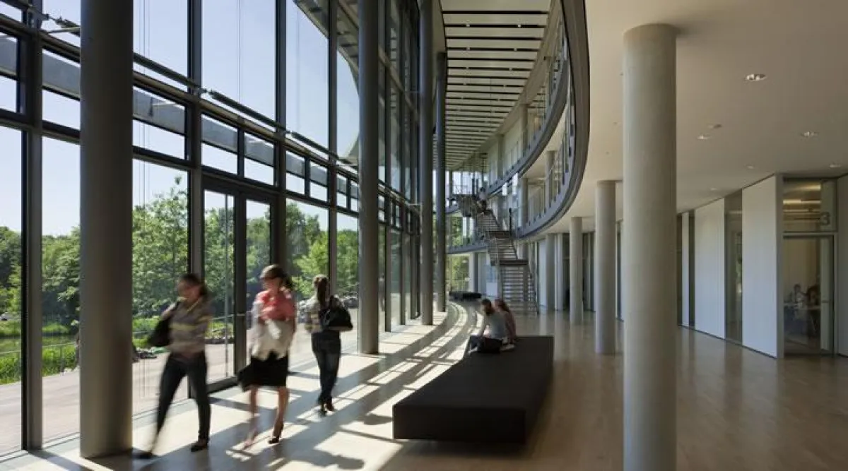 Automatische Rauchschürzen sichern Oeconomicum Düsseldorf