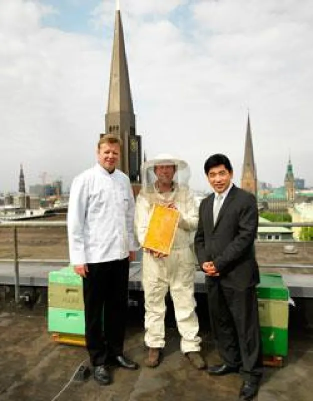 Foto v.l.: Andreas Bärenklau (Küchendirektor), Michael Bauer (Imker), Tashi Takang (Hoteldirektor)