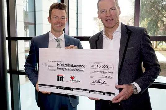 Bild: Am Tag der Fitness läuft clever fit für die Henry Maske Stiftung und spendet 15.000 €