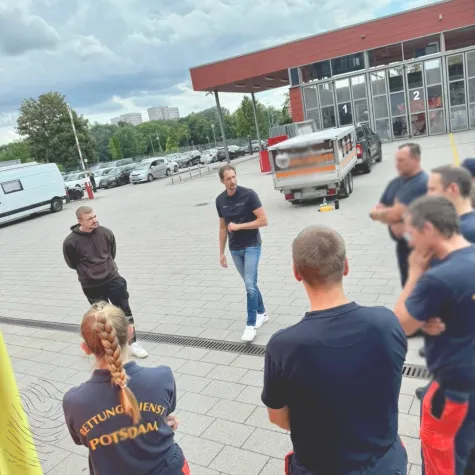 Mehr Sicherheit für Potsdams Retter: Ehemaliger Polizist Marco Winzer trainiert Feuerwehr in Deeskalation Bild: Mehr Sicherheit für Potsdams Retter: Ehemaliger Polizist Marco Winzer trainiert Feuerwehr in Deeskalation