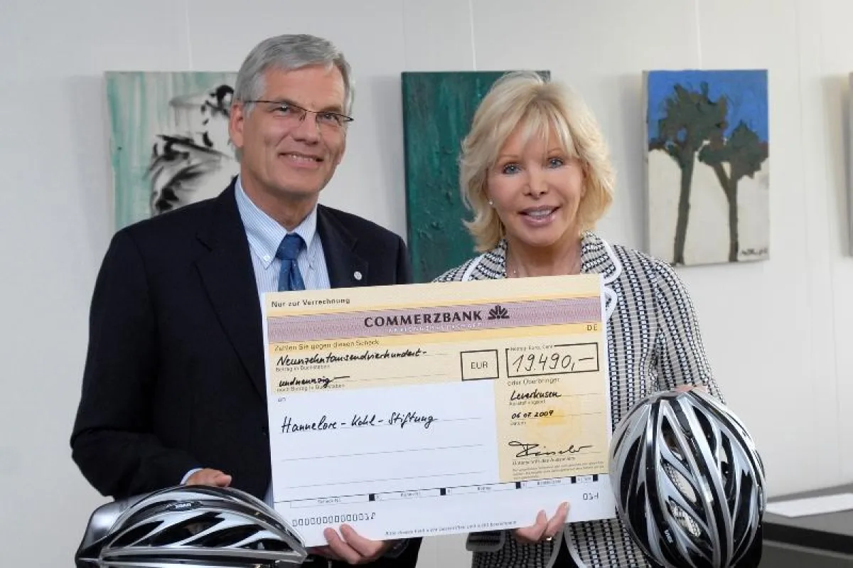 Spendenübergabe: Norbert Fieseler, Mitglied der Geschäftsführung von Bayer Business Services, übergibt den Erlös einer Mitarbeiteraktion für mehr Sicherheit beim Fahrradfahren an Ute-Henriette Ohoven,