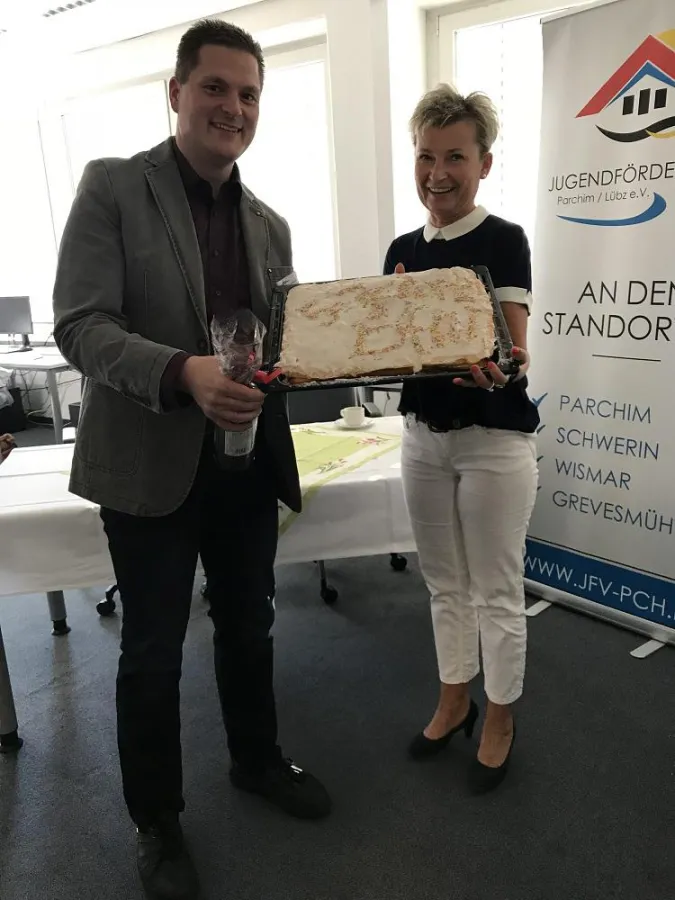 Andrea Lehmann vom Jugendförderverein Parchim/Lübz e.V. überreicht eine Jubiläumsrtorte