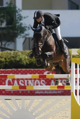 Bild: Überraschungssieger Kai Schäfer / GER holt sich den Preis der Firma ÄDV im Grand Prix der Stadt Linz