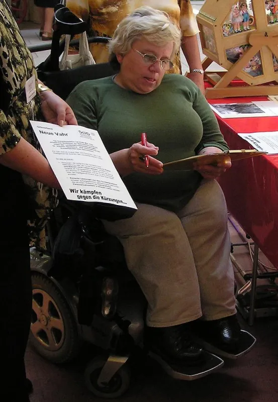 Ehrenamtliche in der Heimmitwirkung unterstützten am 01.07.2006 die Unterschriftenaktion des Sozialverband Deutschland e.V. in einem Einkaufszentrum in Bremen-Vahr.