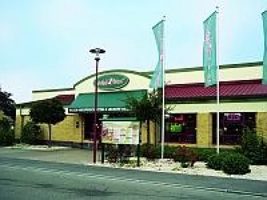 Bild: Nikolai Valuev besucht SCHNITZELHUBER in Kappel-Grafenhausen