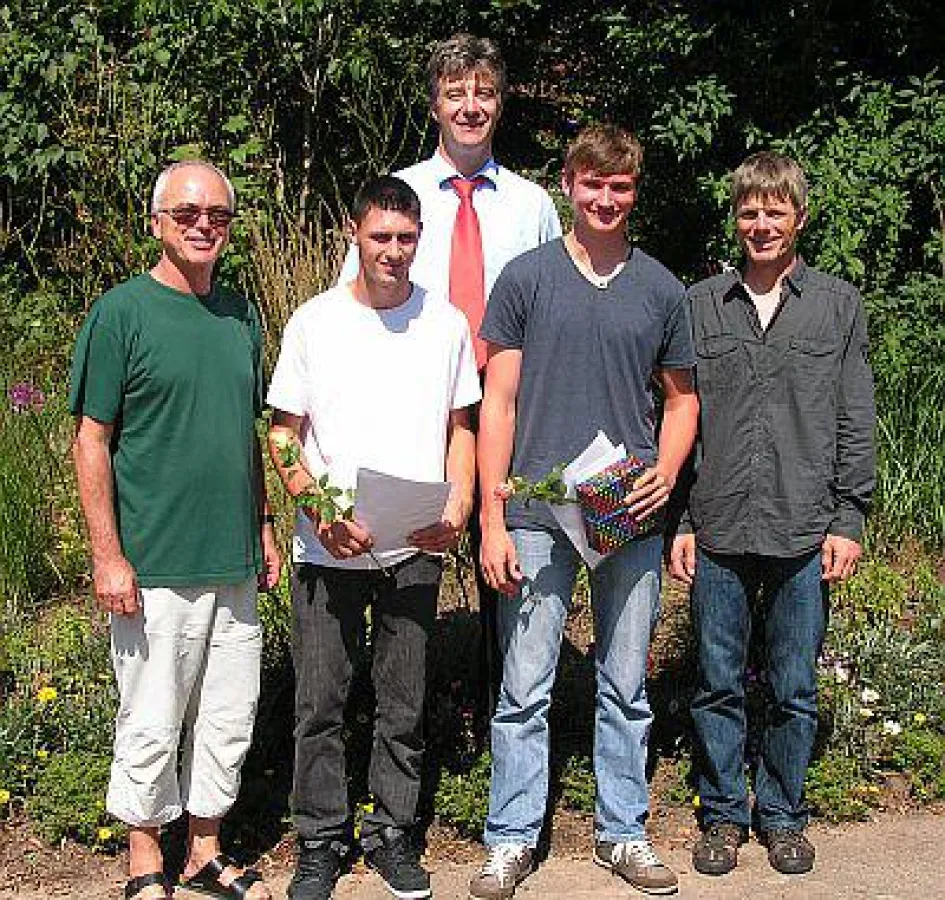 Schulleitung und CJD-Mitarbeiter mit den beiden Preisträgern