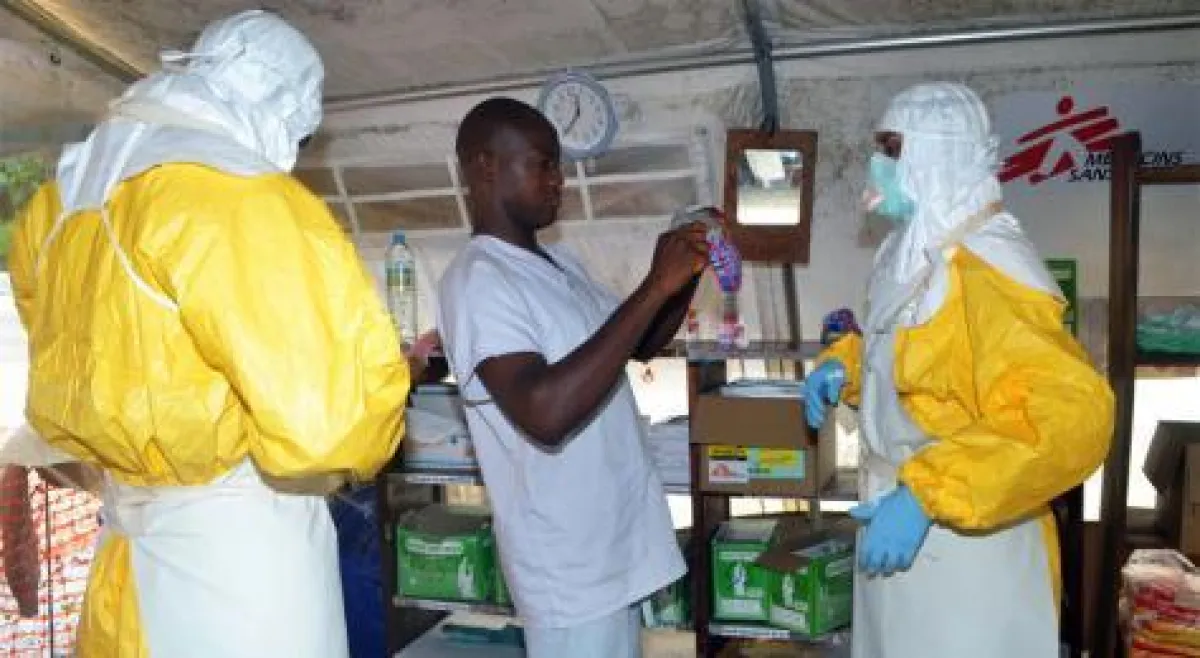 Abgesandte vom Ärzte ohne Grenzen e. V. und ihre Helfer beim Kampf gegen Ebola in Guinea. Bild: AFP