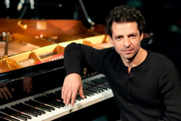 Bild: Pianist Roman Zaslavsky spielt bei Ladies Lunch