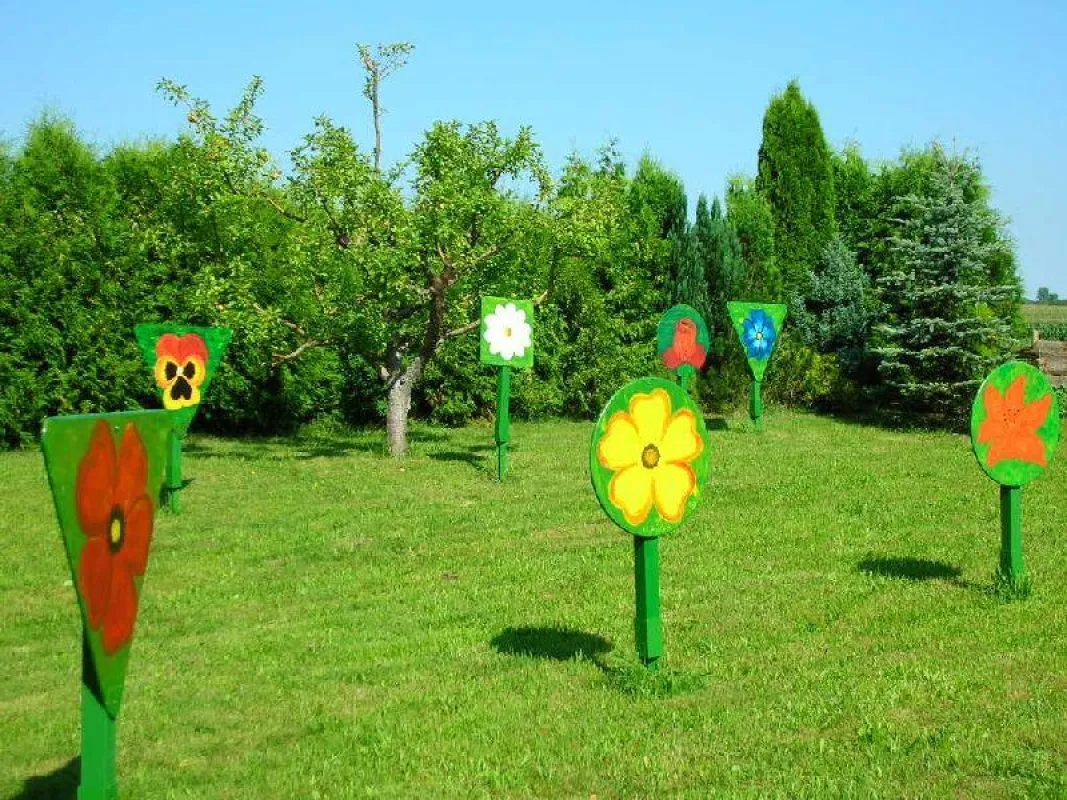Die Blumenschilder im Garten der Künstlerin