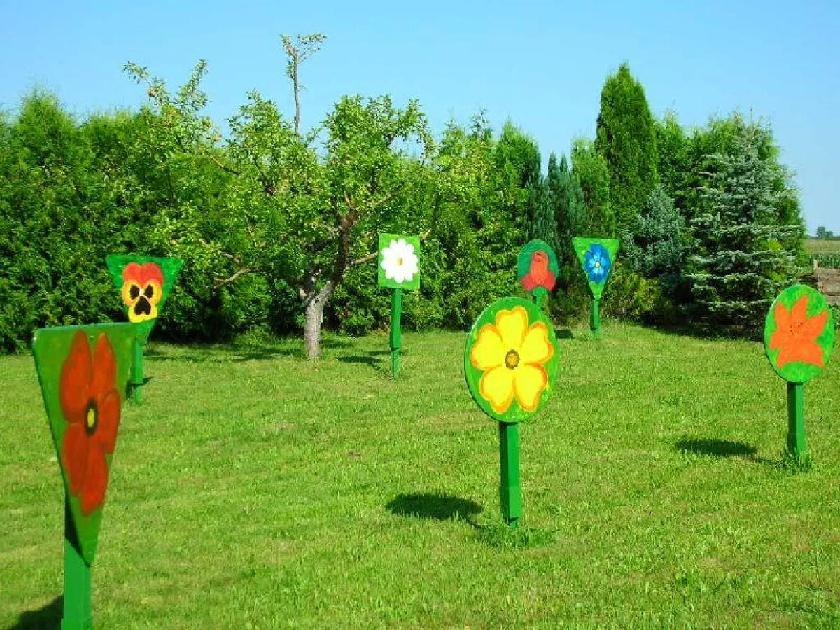 Die Blumenschilder im Garten der Künstlerin