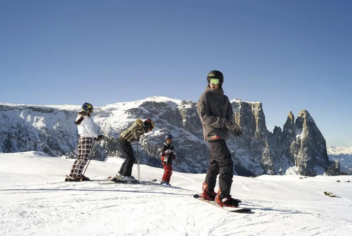 Skifahren auf der Seiser Alm mit Aussicht auf den schneebedeckten Schlern ? Clemens Zahn ? SMG
