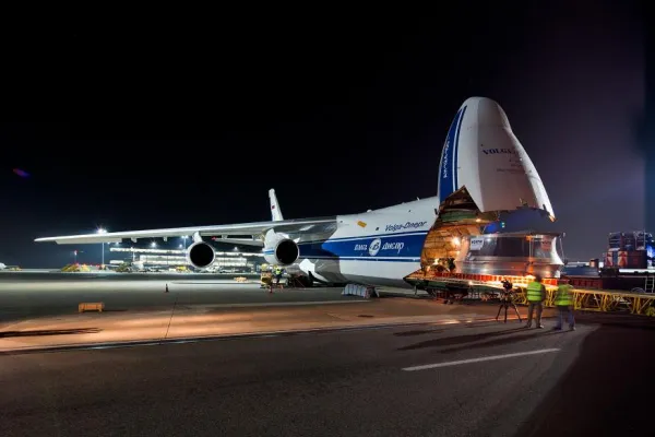 Bild: Voith transportiert ein 73-Tonnen-Laufrad mit einem Flugzeug zum Wasserkraftwerk Bratsk in Sibirien